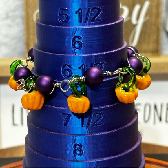 Pumpkin beaded bracelet, artisan handmade silver tone wire links. - Picture 6 of 6
